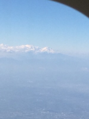 飛行機から富士山見えました。